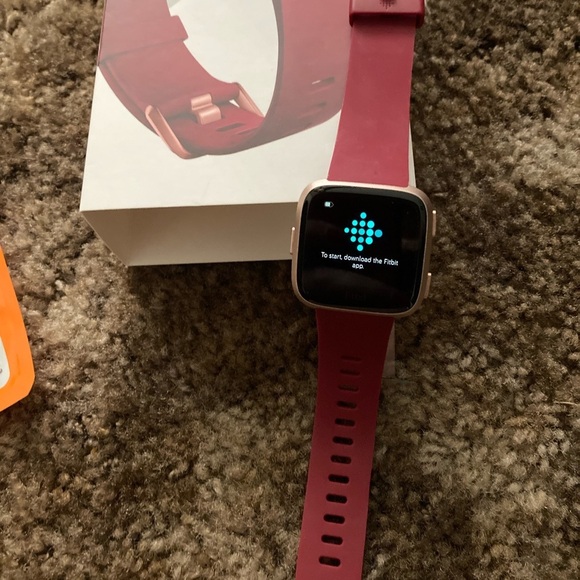 Rose Gold Fitbit Versa with Accessories all in excellent condition - Picture 4 of 12